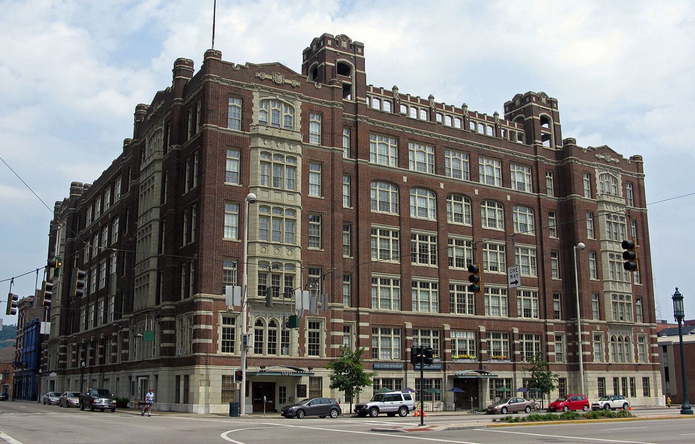 100 Central Parkway, LLC has signed a contract to buy the Emery Center from UC.